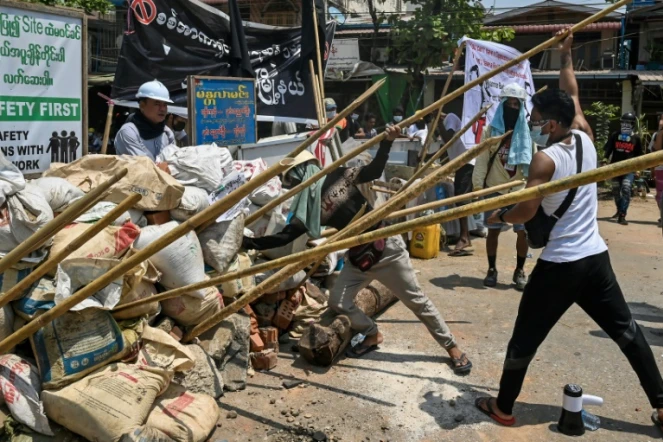 Des manifestants renforcent une barricade à Rangoun, le 20 mars 2021