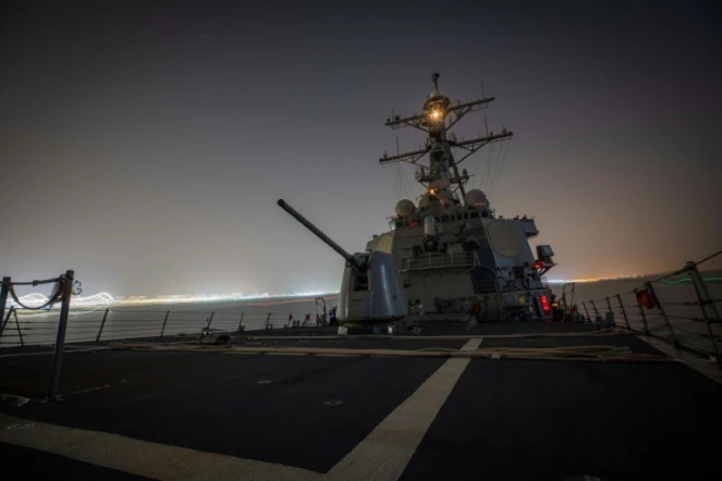 Le destroyer américain USS Carney franchit le canal de Suez le 26 novembre 2023, pour se rendre en mer Rouge 