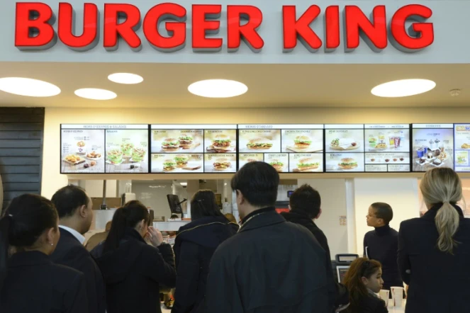 Des clients font la queue pour commander un repas dans un restaurant fast-food Burger King, le 22 décembre 2012 à Marseille