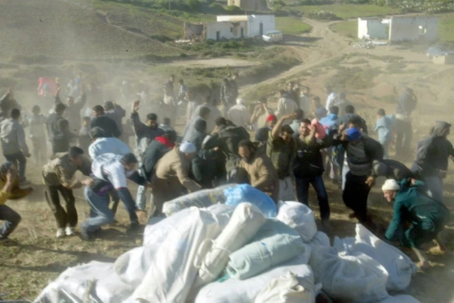 Des habitants de la région marocaine d'Ait Daoud, près d'Al Hoceima (côte nord-est), lors d'une distribution d'aide alimentaire, le 29 février 2004 