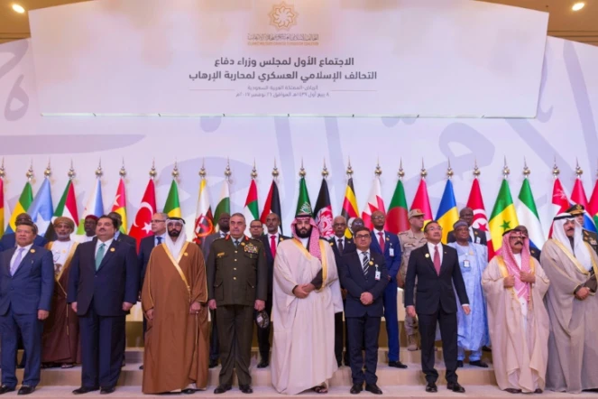 Le prince héritier saoudien Mohammed ben Salmane(c) entourés par les ministres de la Défense de 41 pays musulmans, le 26 novembre 2017 à Ryad 