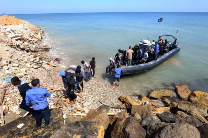 Des migrants débarquent après avoir été secourus par des garde-côtes libyens, près de Tajoura, à 15 km de Tripoli, le 23 mai 2017