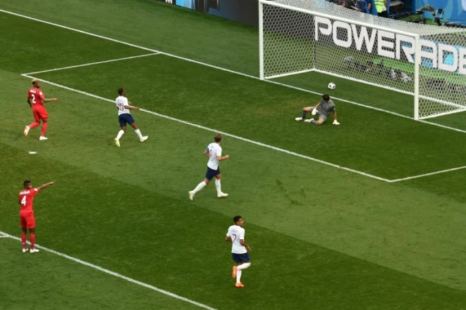 Le capitaine Harry Kane inscrit le 6e but de l'Angleterre, son 3e personnel, contre le Panama à Nijni Novgorod, le 24 juin 2018 