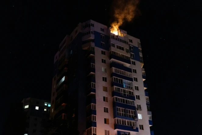 Un immeuble résidentiel endommagé est en feu à la suite d'une frappe de drone à Kharkiv le 5 juin 2025
