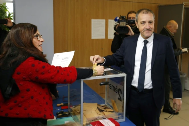 Jean Guy Talamoni (c) du parti Corse Libre vote pour élire une collectivité territoriale à Bastia, le 3 décembre 2017