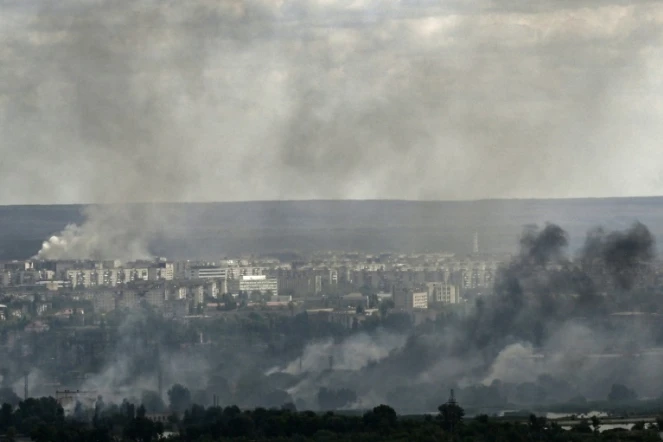 Fumée s'élevant de la ville de Severodonetsk, centre des combats entre Russes et Ukrainiens dans le Donbass, le 7 juin 2022