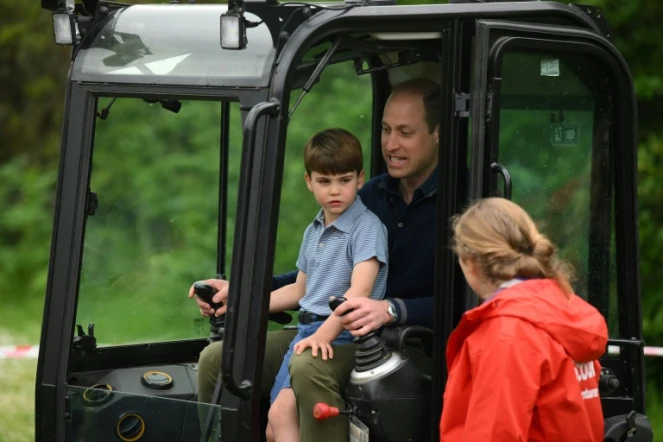 Le prince William et son fils, le prince Louis, participent à la journée de bénévolat "Big Help Out" auprès de scouts, le 8 mai 2023 à Slough, à l'ouest de Londres