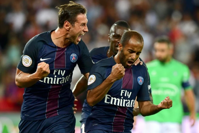L'attaquant parisien Lucas Moura congratulé par Grzegorz Krychowiak après son but contre Saint-Etienne au Parc des Princes, le 9 septembre 2016