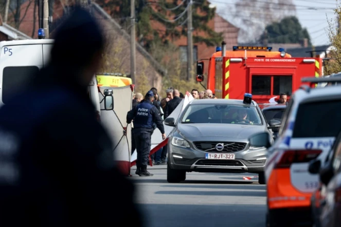 Des policiers sur le site où une voiture a foncé dans une foule se rendant à un carnaval, faisant six morts, à Strépy-Bracquegnies en Belgique le 20 mars 2022