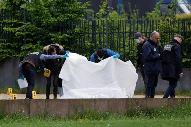 Des agents de la police judiciaire examinent la scène de crime où deux hommes ont été tués par balle à Sevran, en Seine-Saint-Denis, le 5 mai 2024