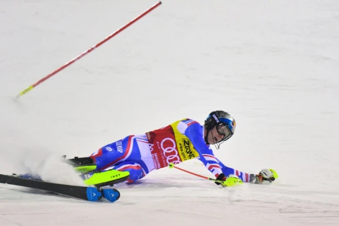 Le Français Clement Noël chûte lors de la seconde manche du slalom de la Coupe du monde de ski alpin à Madonna di Campiglio en Italie le 22 décembre 2021