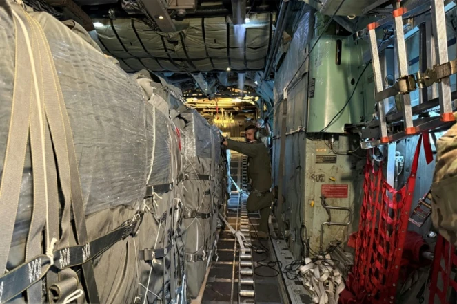 Cargaison d'aide humanitaire destinée à être larguée au-dessus de la bande de Gaza, à bord d'un Hercules C-130, sur la base aérienne de Zarqa, en Jordanie, le 30 juillet 2025. Prise pendant une visite organisée par l'armée jordanienne 