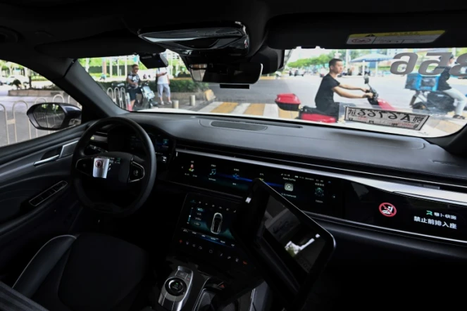 Le tableau de bord d'un taxi sans chauffeur du projet "Apollo Go" du géant technologique chinois Baidu dans une rue de Wuhan, le 1er août 2024 dans la province chinoise du Hubei