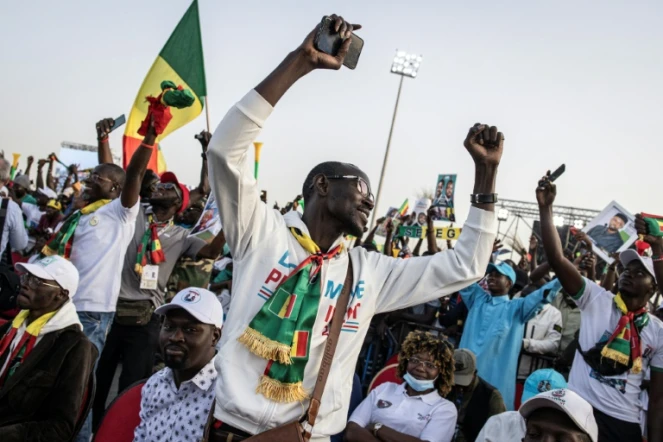 Des sympathisants de Bassirou Diomaye Faye, candidat de l'opposition à la présidentielle au Sénégal, à Mbour le 22 mars 2024 