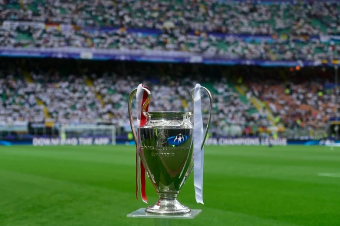 Le trophée de la Ligue des champions avant la finale le 28 mai 2016 à San Siro entre le Real-Madrid et l'Atletico