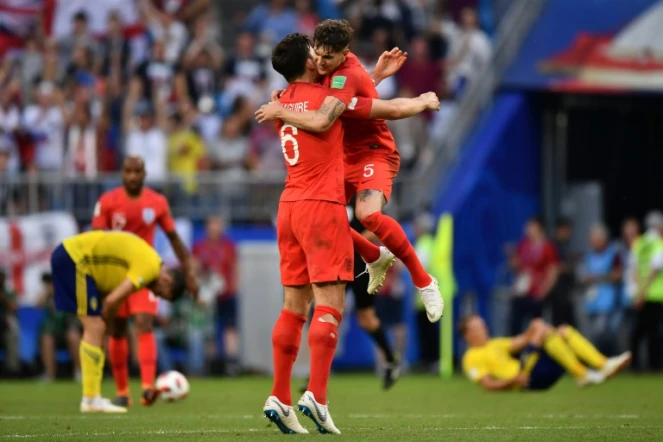Le bonheur des Anglais Harry Maguire et John Stones qualifiés pour les demi-finales du Mondial, à l'issue du match contre la Suède à Samara, le 7 juillet 2018
