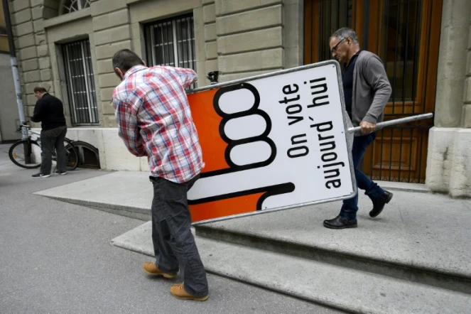 Installation d'un panneau pour signifier qu'il s'agit d'un jour d'élections à Fribourg, le 18 octobre 2015