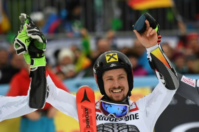 La joie sur le podium de l'Autrichien Marcel Hirscher vainqueur du slalom géant de Garmisch-Partenkirchen, le 28 janvier 2018