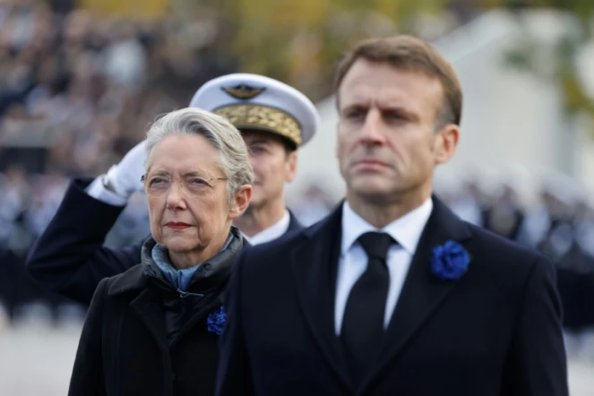 La Première ministre Elisabeth Borne à coté du président Emmanuel Macron, à l'Arc de Triomphe à Paris, le 11 novembre 2023