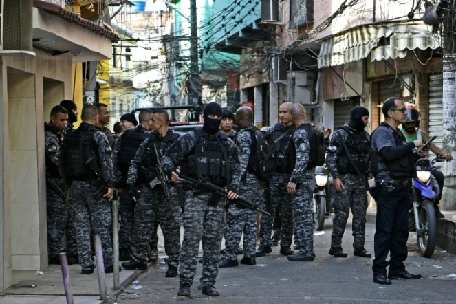 Des membres de la police militaire lors d'une opération contre le trafic de drogue dans la favela de Jacarezinho, le 19 janvier 2022 à Rio de Janeiro, au Brésil
