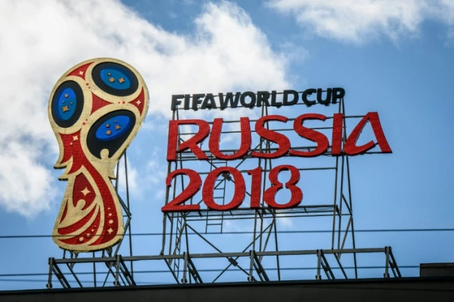 Logo de la Coupe du monde de football sur le toit d'un building à Moscou, le 6 juin 2018