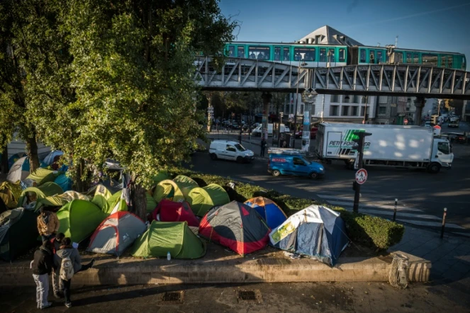 Des tentes de migrants près de la station de métro Stalingrand à Paris le 3 novembre 2016
