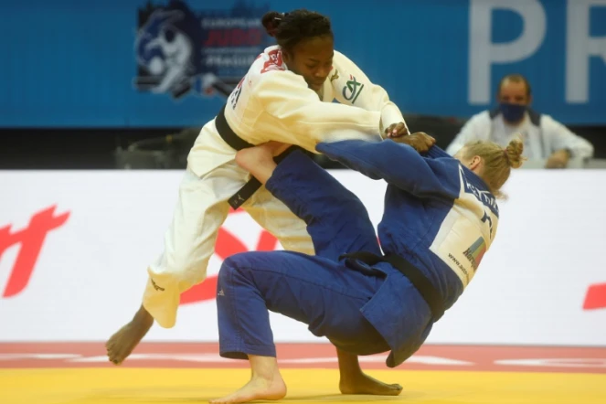 La judoka française Clarisse Agbegnenou (en blanc) lors des Championnats d'Europe, le 20 novembre 2020 à Prague 