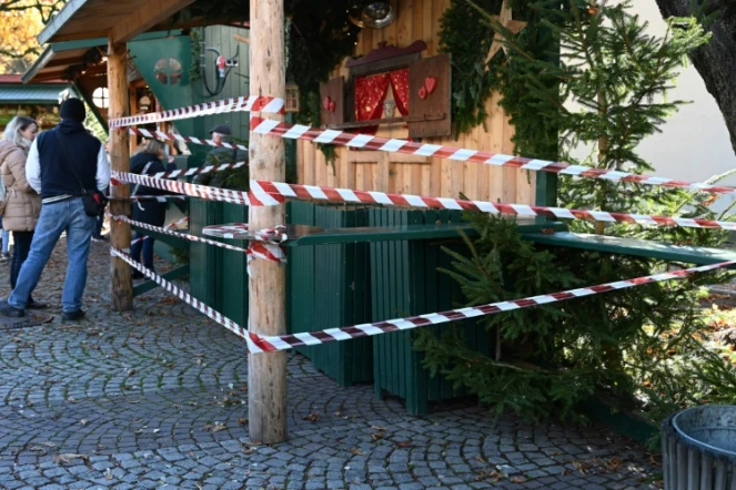 Un marché de Noël partiellement fermé à Salzburg (Autriche), le 21 novembre 2021, à la veille du confinement du pays 