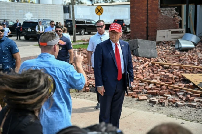 L'ancien président républicain et candidat à la présidentielle de novembre Donald Trump à Valdosta, ville dévastée par l'ouragan Hélène, dans l'Etat américain de Géorgie, le 30 septembre 2024