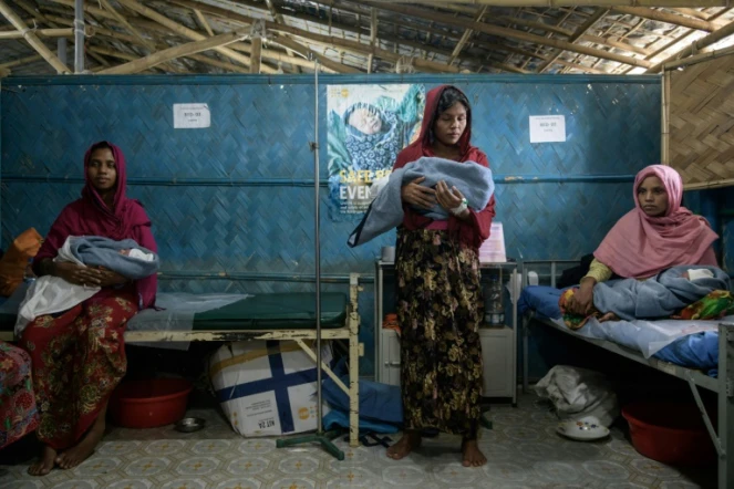 Les réfugiés rohingya Fatena Khatun (g), 20 ans, Zarina Begum (c), 20 ans et Latifa Begum (d), 30 ans, avec leurs bébés nés quelques heures auparavant le 14 août 2018 dans une maternité gérée par une ONG dans le camp de réfugiés de Kutupalong près de Cox's Bazar