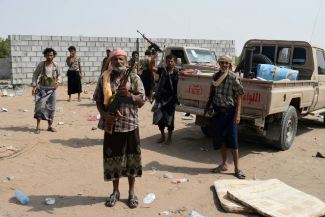 Des membres des forces progouvernementales au Yémen posent pour une photo près de Hodeida (ouest), le 6 novembre 2018