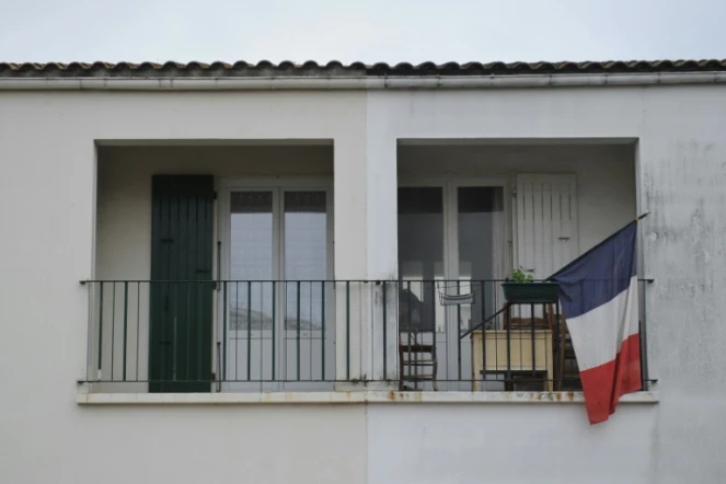 Le drapeau français sur un balcon à La Rochelle le 27 novembre 2015 pendant l'hommage national aux 130 morts des attentats du 13 novembre à Paris 
