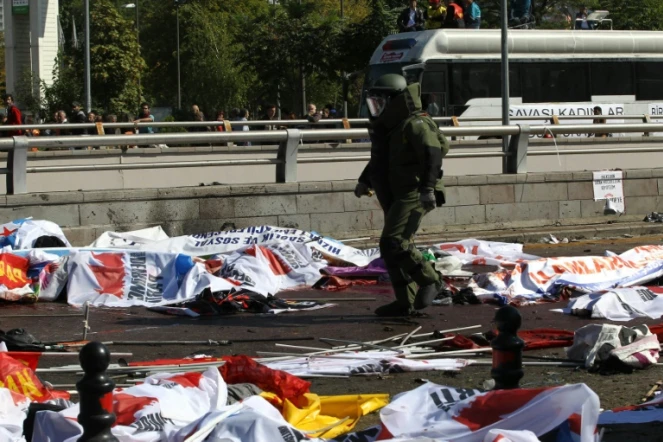 Des corps recouverts de bannières et de drapeaux jonchent le sol le 10 octobre 2015 à Ankara après le pire attentat meurtrier de l'histoire de la Turquie