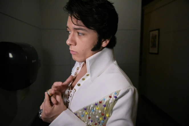 Matthew Boyce se prépare à entrer en scène pour le concours "Elvis Tribute Artists", le 12 août 2017 à Memphis (Tennessee)