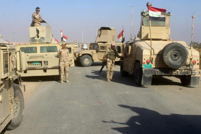Des forces irakiennes regroupées dans la région de Rawa, dernière localité tenue par le groupe Etat islamique en Irak, le 11 novembre 2017