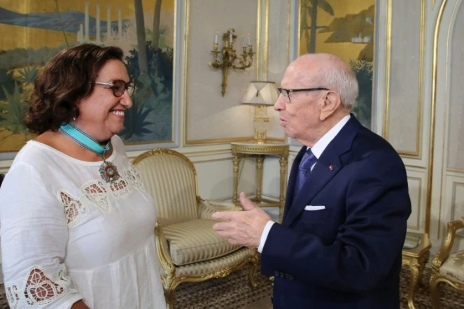 Le président tunisien Beji Caïd Essebsi avec la présidente de la Commission pour les libertés individuelles et l'égalité qui a proposé l'égalité dans l'héritage pour les hommes et les femmes. Photo fournie le 13 août 2018 par les services de la présidence
