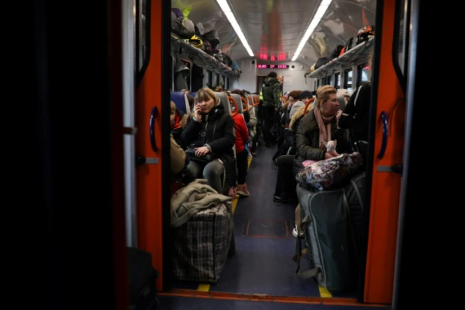 Des personnes fuyant l'Ukraine prennent un train à la gare de Lviv, le 16 mars 2022, pour se rendre en Pologne