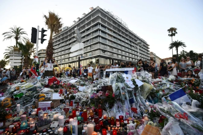 Bougies et message à la mémoire des victimes de l'attentat à Nice le 16 juillet 2016