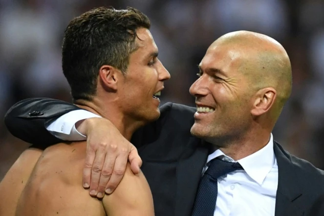 L'entraîneur du Real Zinédine Zidane congratule Cristiano Ronaldo après la victoire des Merengue en finale de la Ligue des champions face à l'Atletico Madrid à San Siro, le 28 mai 2016