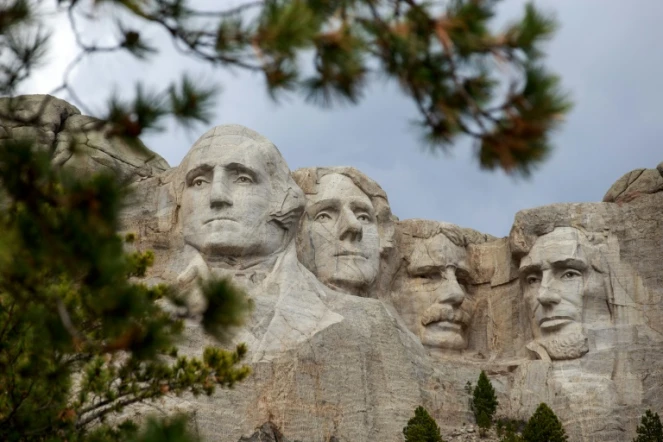 Les visages des anciens présidents George Washington, Thomas Jefferson, Theodore Roosevelt et Abraham Lincoln (de gauche à droite) sculptés dans le granite du Mont Rushmore, le 23 avril 2020 dans le Dakota du Sud
