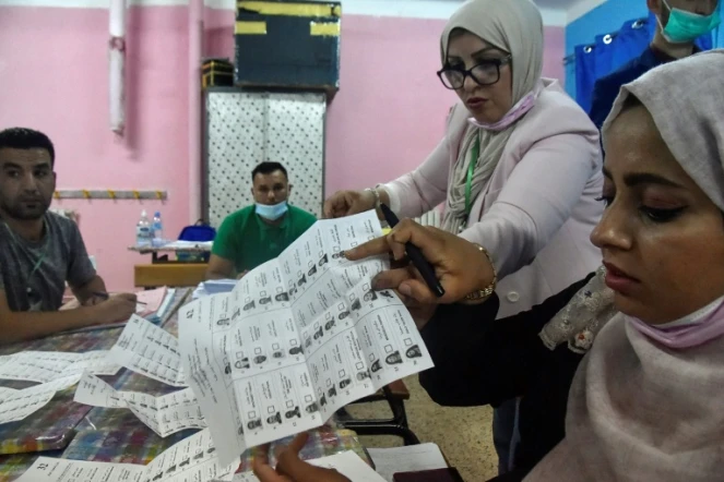 Des assesseurs dans un bureau de vote en banlieue d'Alger, le 12 juin 2021 