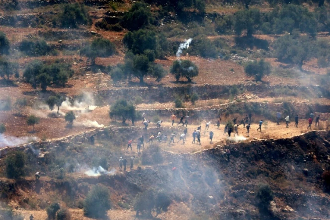 Des forces de sécurité israéliennes tirent des gaz lacrymogènes pour disperser des manifestants palestiniens, dans le village de Baita, le 28 mai 2021