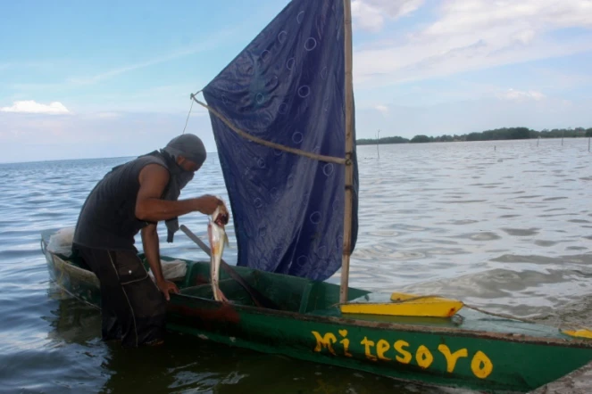 Un pêcheur sur le lac de Maracaibo, au Venezuela, le 30 juillet 2021