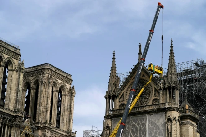 Des ouvriers protègent la Rosette de Notre-Dame de Paris, le 22 avril 2019