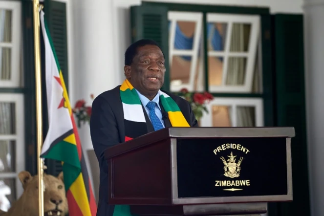 Le président zimbabwéen Emmerson Mnangagwa, reconduit pour un second mandat à l'issue d'un scrutin, aux nombreux dysfonctionnements, s'exprime lors d'une conférence de presse à Harare, le 27 août 2023