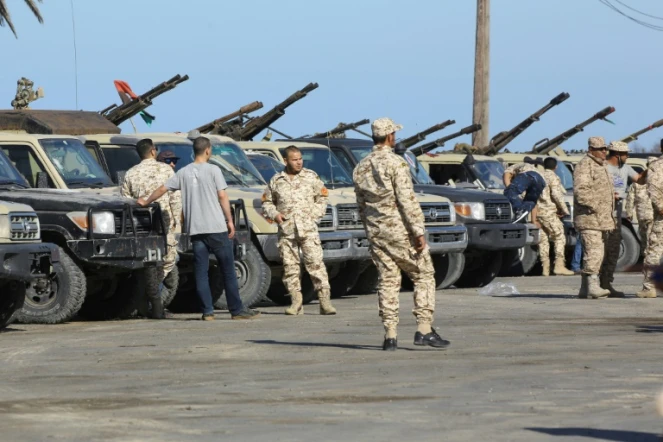 Des forces loyales au Gouvernement d'union nationale libyen arrivent dans les faubourgs de Tripoli, le 6 avril 2019