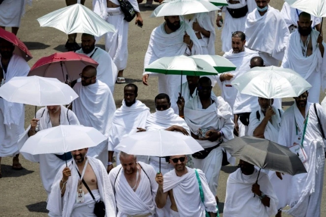 Des pèlerins musulmans arrivent à Mina, en Arabie saoudite, le 14 juin 2024