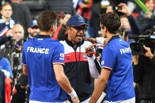 La joie de Pierre-Hugues Herbert, Nicolas Mahut et leur capitaine Yannick Noah, après la victoire du double face à la Serbie