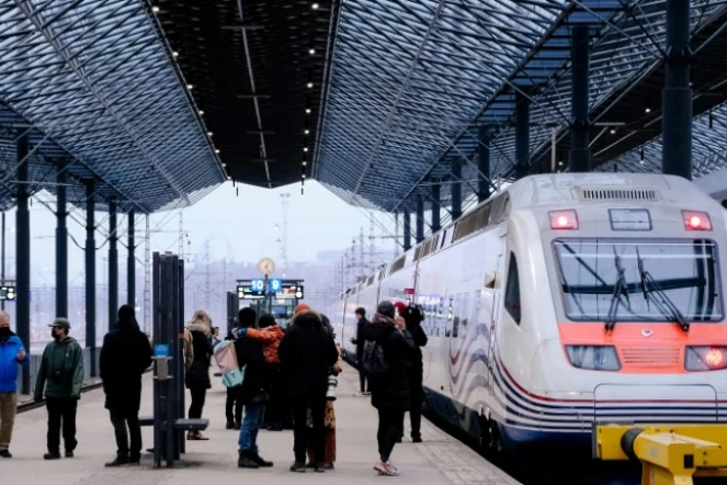 Le dernier train Allegro en provenance de Saint-Pétersbourg à son arrivée à la gare d'Helsinki, le 27 mars 2022 