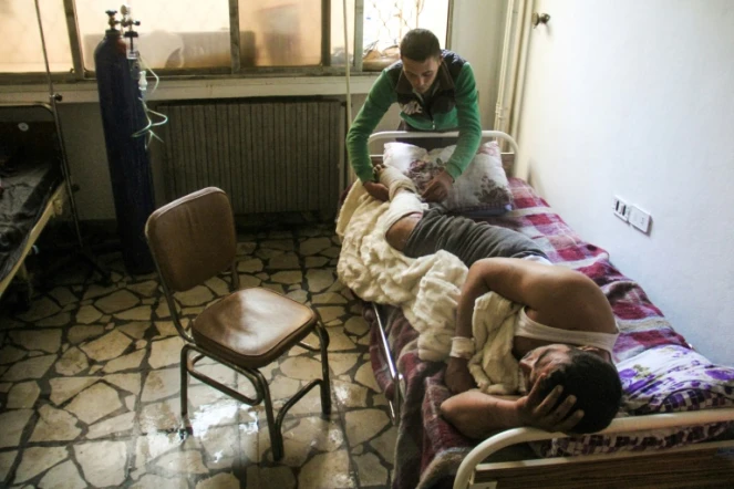 Une vicitime de l'attaque au gaz soignée dans un hôpital dans le nord de la Syrie, le 4 avril 2017